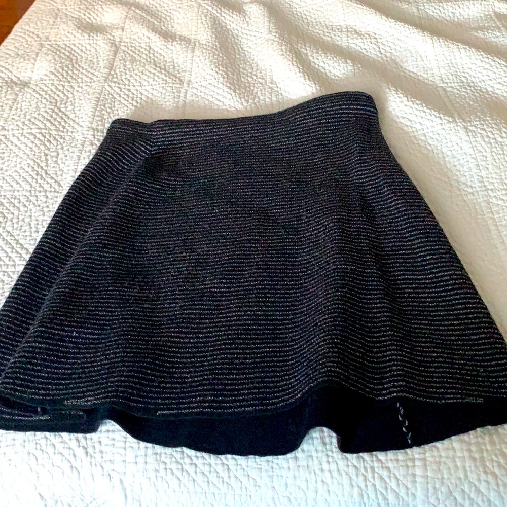Theory size p navy and white stripe skirt.